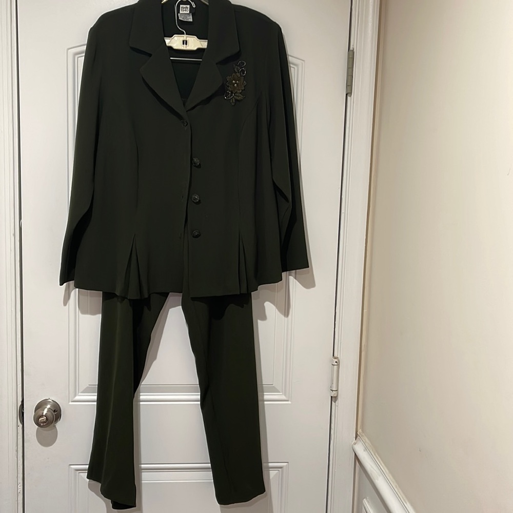 Studio 1940 2-Piece Pant Suit With Jacket Appliqué and 4 Button Closure